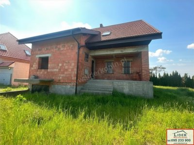 Solidny dom 163 m² | Stan otwarty, całe podpiwniczenie | Konin – Chorzeń
