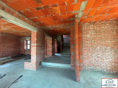 Solidny dom 163 m² | Stan otwarty, całe podpiwniczenie | Konin – Chorzeń
