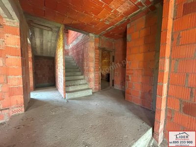 Solidny dom 163 m² | Stan otwarty, całe podpiwniczenie | Konin – Chorzeń