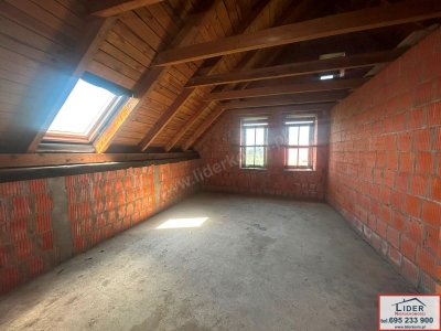 Solidny dom 163 m² | Stan otwarty, całe podpiwniczenie | Konin – Chorzeń